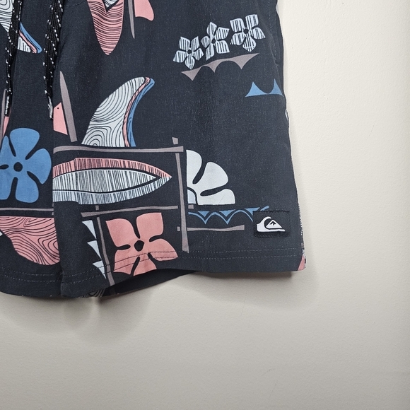 Quicksilver Lined Board Shorts Size Small - Picture 3 of 7